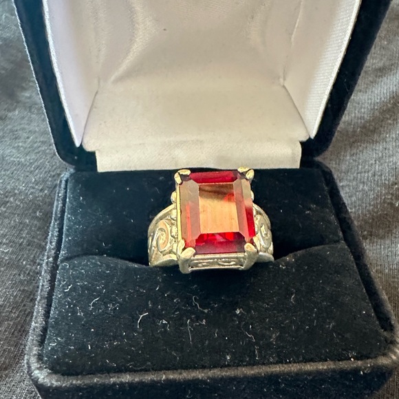 Sterling silver ring. Marked 925. Faux red stone. Size 7. - Picture 3 of 6